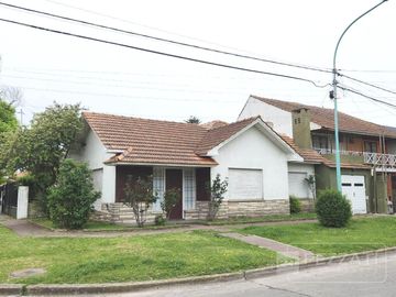Casa en  venta en la zona de Parque Luro. 2 dormitorios. Doble garage. patio