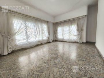 Casa en  venta en la zona de Parque Luro. 2 dormitorios. Doble garage. patio