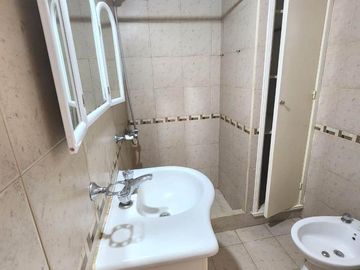 Casa en  venta en la zona de Parque Luro. 2 dormitorios. Doble garage. patio