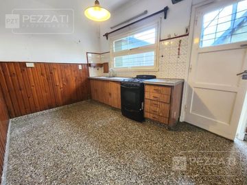 Casa en  venta en la zona de Parque Luro. 2 dormitorios. Doble garage. patio