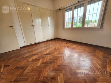 Casa en  venta en la zona de Parque Luro. 2 dormitorios. Doble garage. patio