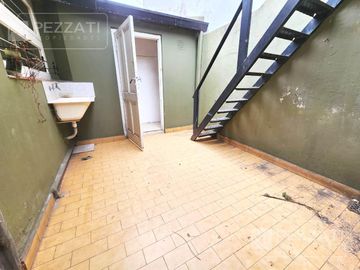 Casa en  venta en la zona de Parque Luro. 2 dormitorios. Doble garage. patio