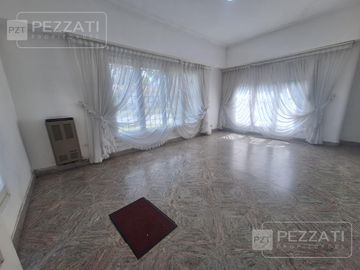 Casa en  venta en la zona de Parque Luro. 2 dormitorios. Doble garage. patio