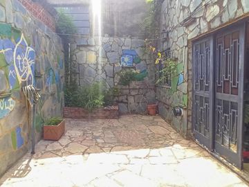 Casa 3 dormitorios con cochera y patio