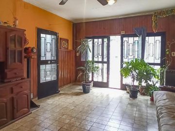 Casa 3 dormitorios con cochera y patio