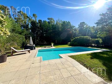 Hermosa Casa en  Echeverria del Lago.