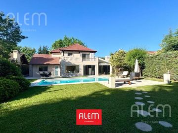 Hermosa Casa en  Echeverria del Lago.