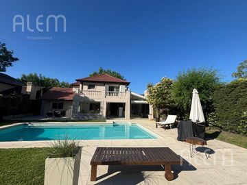 Hermosa Casa en  Echeverria del Lago.