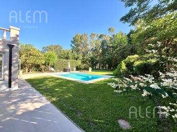Hermosa Casa en  Echeverria del Lago.