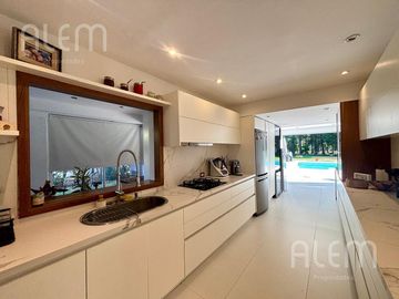 Hermosa Casa en  Echeverria del Lago.