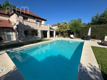 Hermosa Casa en  Echeverria del Lago.