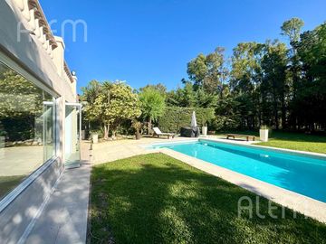 Hermosa Casa en  Echeverria del Lago.