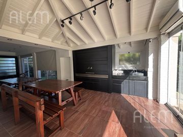Hermosa Casa en  Echeverria del Lago.