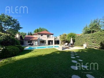Hermosa Casa en  Echeverria del Lago.