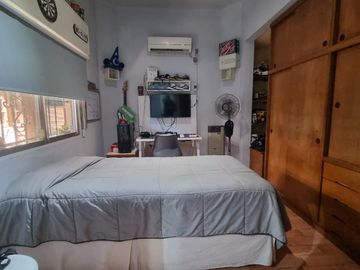 Casa a pasos estación Don Bosco, impecable