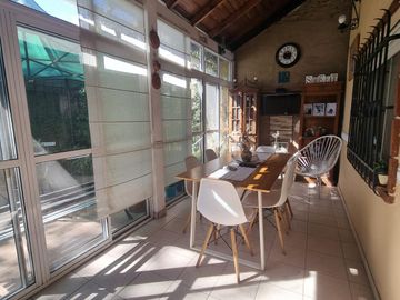 Casa a pasos estación Don Bosco, impecable