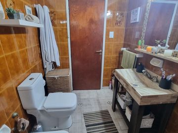 Casa a pasos estación Don Bosco, impecable