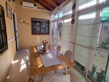 Casa a pasos estación Don Bosco, impecable