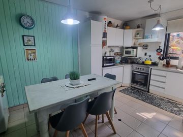 Casa a pasos estación Don Bosco, impecable