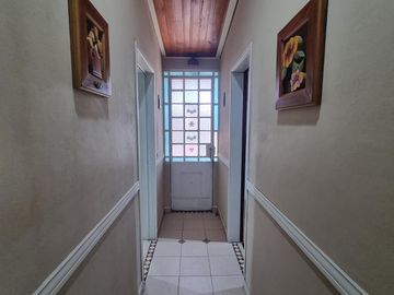 Casa a pasos estación Don Bosco, impecable