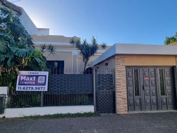 Casa a pasos estación Don Bosco, impecable