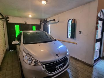Casa a pasos estación Don Bosco, impecable