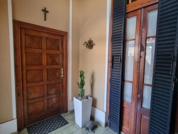 Casa a pasos estación Don Bosco, impecable