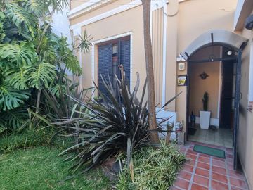 Casa a pasos estación Don Bosco, impecable