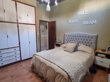 Casa a pasos estación Don Bosco, impecable