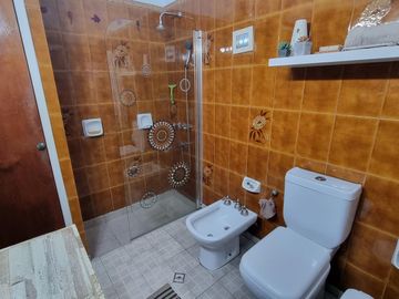 Casa a pasos estación Don Bosco, impecable