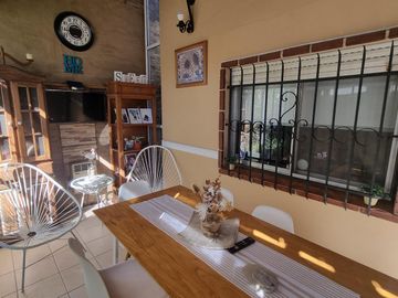 Casa a pasos estación Don Bosco, impecable