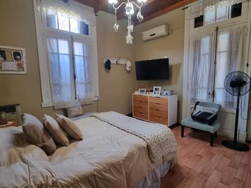 Casa a pasos estación Don Bosco, impecable