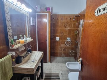 Casa a pasos estación Don Bosco, impecable