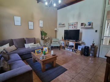 Casa a pasos estación Don Bosco, impecable