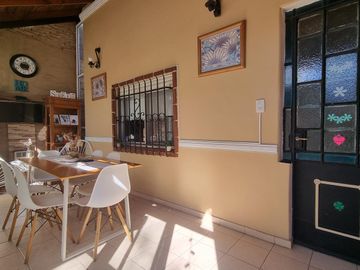 Casa a pasos estación Don Bosco, impecable