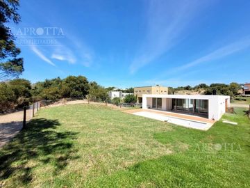 Casa en  Venta ubicada en Costa Esmeralda, Barrio Senderos III