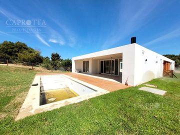 Casa en  Venta ubicada en Costa Esmeralda, Barrio Senderos III
