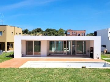 Casa en  Venta ubicada en Costa Esmeralda, Barrio Senderos III