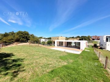 Casa en  Venta ubicada en Costa Esmeralda, Barrio Senderos III