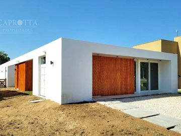 Casa en  Venta ubicada en Costa Esmeralda, Barrio Senderos III