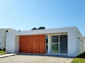 Casa en  Venta ubicada en Costa Esmeralda, Barrio Senderos III