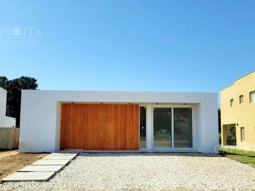 Casa en  Venta ubicada en Costa Esmeralda, Barrio Senderos III
