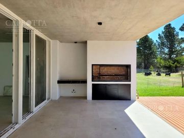 Casa en  Venta ubicada en Costa Esmeralda, Barrio Senderos III