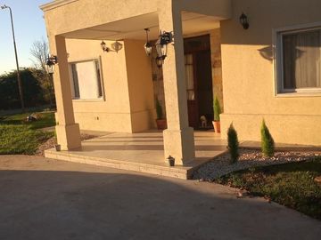Casa en venta - 2 Dormitorios 2 Baños - Cochera - 684Mts2 - Florencio Varela