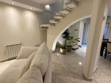 VENTA- HERMOSO DUPLEX DE 3 DORMITORIOS C/ GARAGE PARA 2 AUTOS