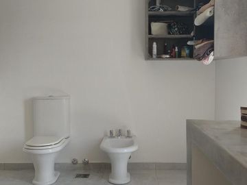VENTA- HERMOSO DUPLEX DE 3 DORMITORIOS C/ GARAGE PARA 2 AUTOS