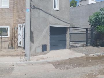VENTA- HERMOSO DUPLEX DE 3 DORMITORIOS C/ GARAGE PARA 2 AUTOS