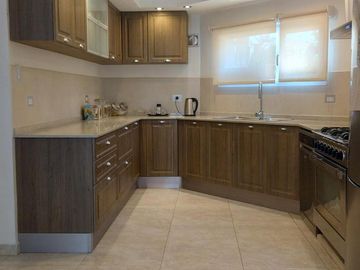 VENTA- HERMOSO DUPLEX DE 3 DORMITORIOS C/ GARAGE PARA 2 AUTOS