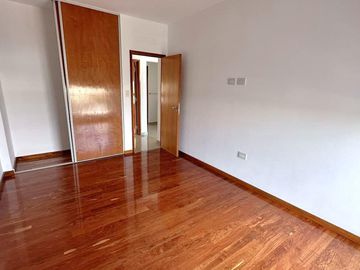 Departamento en venta - 2 dormitorios 1 baño 1 cochera - 85mts2 - La Plata