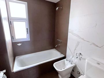Departamento en venta - 2 dormitorios 1 baño 1 cochera - 85mts2 - La Plata